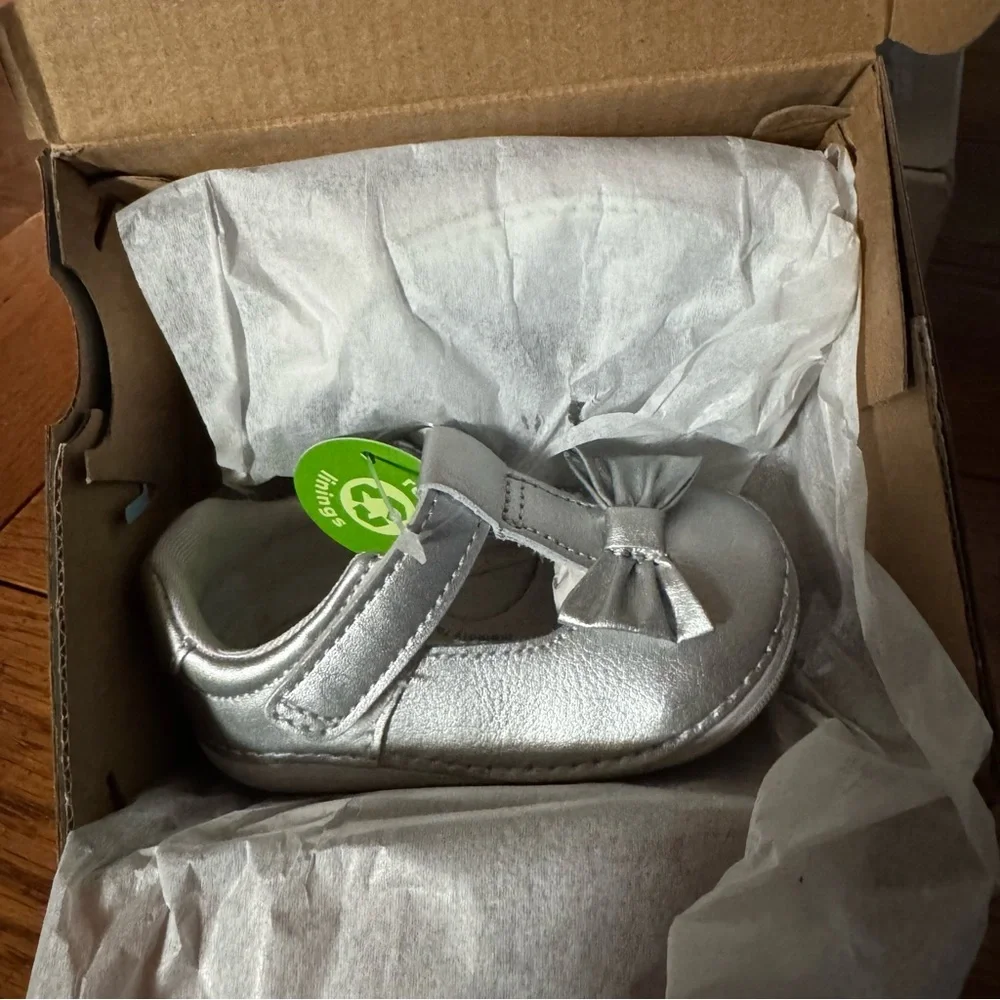 Stride rite Soft Motion™ Ashtyn Mary Jane shoes. Size 4W - silver & white